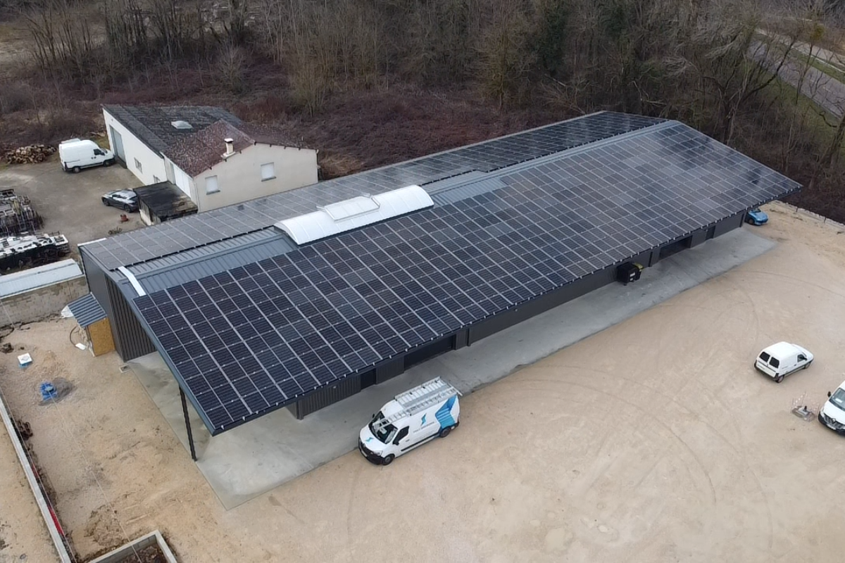 installation-photovoltaique-batiment-industriel