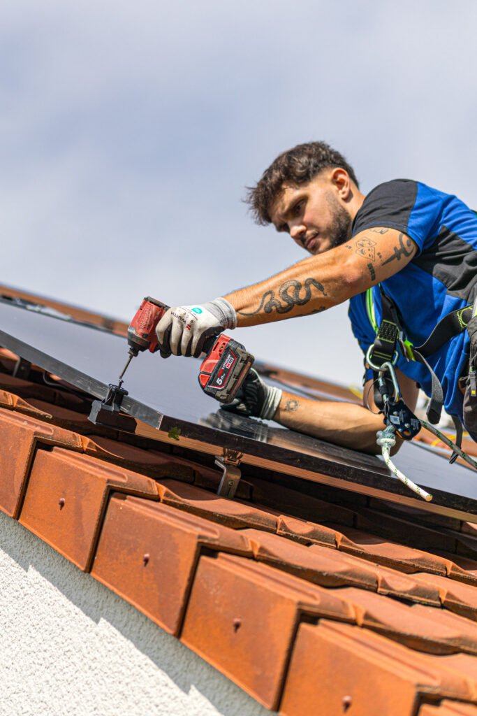 Pose de panneaux solaires sur toiture maison particulier - Volt Energies